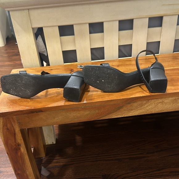 EUC women’s 9 Black sandal with block heel - Picture 5 of 5